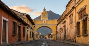 A 1.500 metros de altitude e cercada por vulcões, a cidade colonial que foi devastada por um terremoto em 1773, preservou igrejas e conventos em ruínas e mantém um traçado inspirado no Renascimento italiano