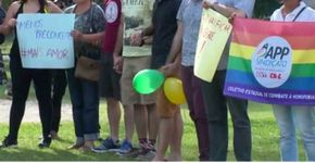 Protesto é feito em solidariedade a casal que sofreu homofobia