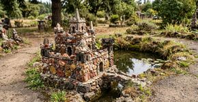 Em 1935, fazendeiro de 52 anos começou a construir castelos em miniatura com pedras retiradas da própria terra: o passatempo virou um jardim de 1,6 hectare com pontes, igrejas e monumentos