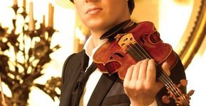 Violinista Joshua Bell conversa com o público em Heliópolis