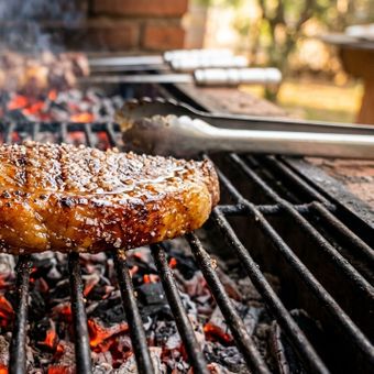 Featured mobile: Poucas pessoas sabem, mas temperar a carne no momento certo pode mudar completamente o sabor do churrasco