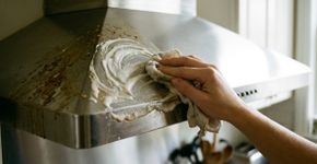 A gordura se acumula na coifa e parece impossível de remover, bicarbonato com detergente pode ajudar na limpeza