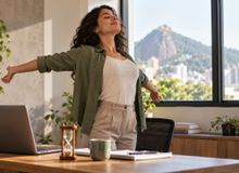 Featured side: Passa horas sentado durante o dia? Estes alongamentos de 3 minutos podem ajudar a aliviar a tensão muscular