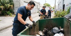 Bombeiros foram chamados para salvar patinhos presos no lixo, mas encontraram um cachorro abandonado dentro do contêiner e a ocorrência terminou com um novo amigo