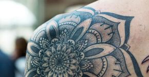 38 ideias de criativas tatuagens para os ombros