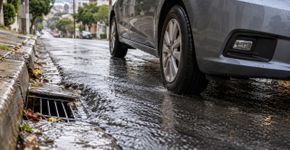 Motorista começa a perceber que o carro puxa levemente para um lado sempre depois de passar por uma rua específica, culpa a suspensão e descobre que o problema estava no próprio caminho que fazia todos os dias