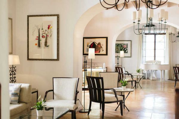 Sob o olhar curatorial do neto de Joan Miró, o hotel Belmond La Residenci, em Maiorca, expõe 33 obras originais e promove chá temático para celebrar o gênio catalão