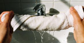 Por que lavar toalhas com amaciante reduz a absorção?