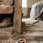 Da redação: Sapatos velhos encontrados em paredes de casas antigas revelam um segredo sombrio do passado que ainda assusta pessoas durante reformas hoje em dia