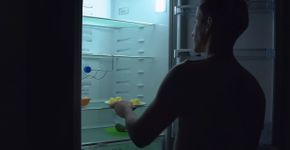 Por que algumas geladeiras acumulam água atrás