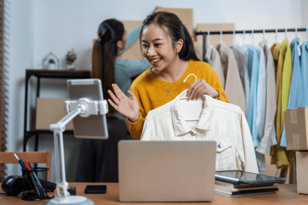 A atuação exige que o creator saiba apresentar produtos, responder a dúvidas e construir uma relação de confiança com os consumidores (Imagem: JiManjing | Shutterstock)