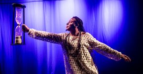 Teatro Elis Regina recebe espetáculo que une história, literatura e espiritualidade