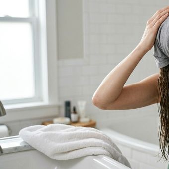 Featured mobile: Adeus, toalha esfregada no cabelo: envolver os fios absorve água sem aumentar tanto o atrito