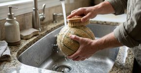 Deixar a carne marinando sobre a bancada parece ajudar o tempero a penetrar mais rápido, mas a temperatura ambiente favorece a multiplicação de bactérias: a FDA recomenda fazer a marinada dentro da geladeira