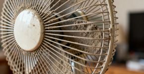 Eu não desmonto mais veja o truque secreto que uso para limpar o ventilador com saco plástico