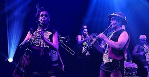 Foto: (Reprodução instagram oficial @cumbia.calavera / @toca.art.br)