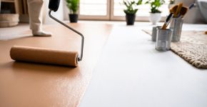 Em vez de substituir seu piso, essa tendência de 2026 substituirá vinil e laminado