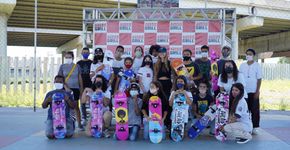 Dora Varella participa de entrega de skates para ONG Social Skate