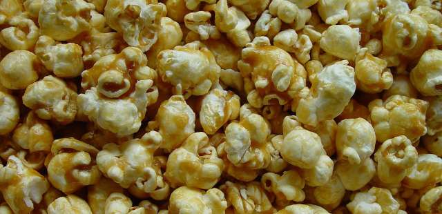 Pipoca doce: caramelo feito junto com o milho, sem sujeira