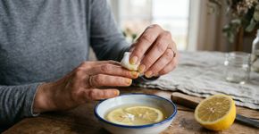 Molhe as unhas com suco de limão e aplique com um algodão. Elas ficarão naturalmente mais brancas e brilhantes em poucos minutos, sem o uso de clareador químico. Uma maneira de clarear as unhas amareladas em casa