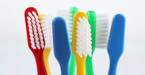 Mais de 60% das escovas de dente são contaminadas no banheiro