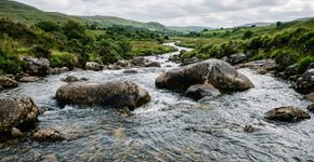 O que significa o provérbio irlandês do dia: “Nenhum rio chega ao mar sem antes fazer as pazes com cada pedra”?