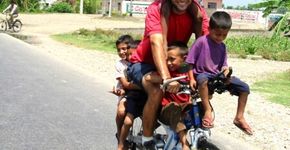 Brasileiro percorre o mundo de bicicleta para dar aula a crianças