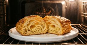 O ralador de queijo pode ser o melhor amigo de uma massa folhada: passar a manteiga bem gelada pelos furos cria pedaços finos que derretem no forno e ajudam a formar camadas mais marcadas