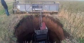 Buraco ‘Portão do Inferno’ engole agricultor e colheitadeira na Rússia; entenda