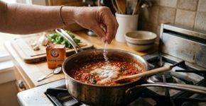 Por que se deve adicionar bicarbonato de sódio ao molho de tomate e qual a sua função?