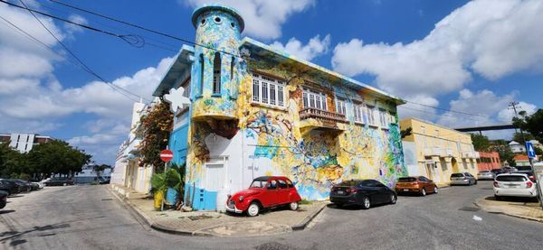 Passeios de tuk-tuk são ideais para explorar capital Willemstad
