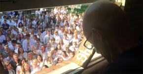 Em homenagem, alunos cantam na janela de professor com câncer