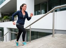 Featured side: Especialistas já afirmaram: “Subir escadas 10 minutos por dia, 7 dias por semana, em ritmo acelerado, queima 32.000 calorias por ano”