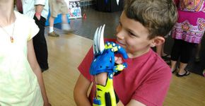 Engenheiro cria próteses para crianças inspiradas em super-heróis
