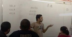 Jovem gay dá bronca em colegas que ridicularizam suas fotos em grupos no WhatsApp