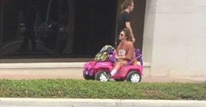 Após perder carteira de motorista, universitária adota jeep da Barbie como transporte