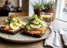 Featured side: O que é o smørrebrød dinamarquês e como se prepara este lanche prático em 5 passos