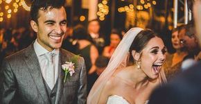 Cachorro invade cerimônia de casamento e deita no véu da noiva