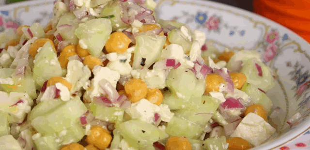 Receita fácil para o almoço: faça uma salada cremosa e refrescante