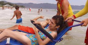 Projeto leva cadeirantes para conhecerem a praia em Florianópolis