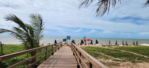 Passarela que dá acesso à praia