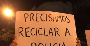 Com velas e cartazes, ato pede justiça a carroceiro morto por PM