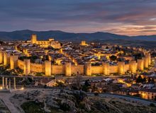 Featured side: A cidade ideal para comer bem e caminhar ao longo de uma muralha de dois mil anos: Patrimônio Mundial da UNESCO e uma pérola da arquitetura militar