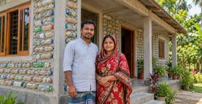 Casal usou 80.000 garrafas plásticas descartadas no lugar de tijolos para construir uma casa de 1.700 pés em Bangladesh por cerca de 1/4 do custo tradicional