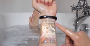 Pulseira projeta tela touch em antebraço de usuário