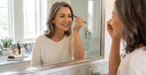 María Borbolla, maquiadora: “A partir dos 50 anos, preencher as sobrancelhas é essencial para rejuvenescer o rosto.”