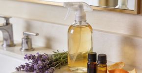 Misture óleos naturais para criar o perfume caseiro de hotel com cheiro de riqueza