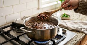 O que fazer para o feijão cozinhar mais rápido e ficar bem macio sem usar panela de pressão