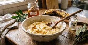 A máscara caseira com banana e mel que pode ajudar no cabelo sem brilho e sem movimento