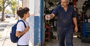 Morador percebe que um menino sempre para diante de sua oficina para observar os carros, oferece água num dia muito quente e descobre que ele atravessa o bairro a pé para visitar o pai internado